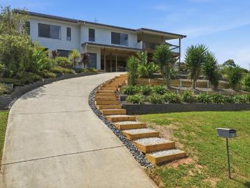 Modern Coastal Family Home with Exceptional Outdoor Entertaining