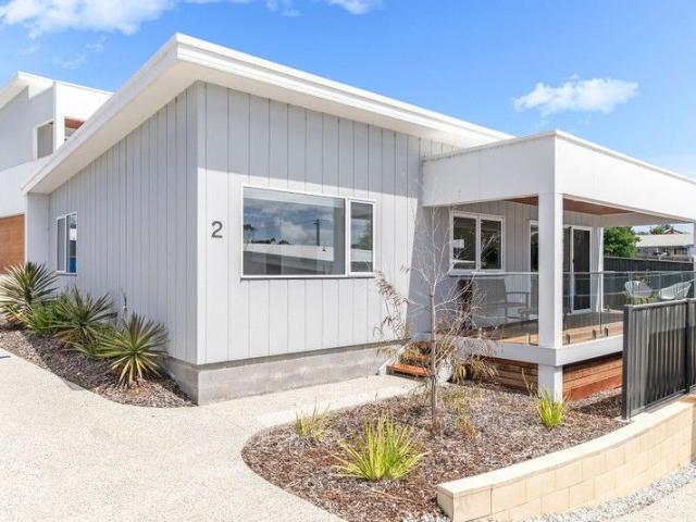 Modern coastal getaway, walking distance to the beach and local cafes and just minutes to the Barnbougle Dunes Golf Course