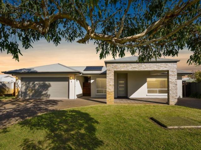 Modern Coastal Grandeur in the Centre of Robe