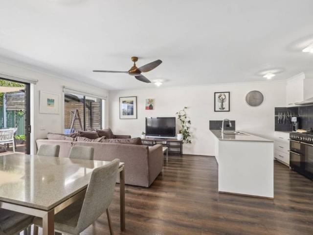 Modern Coastal Home – Close to Beach & Cafes