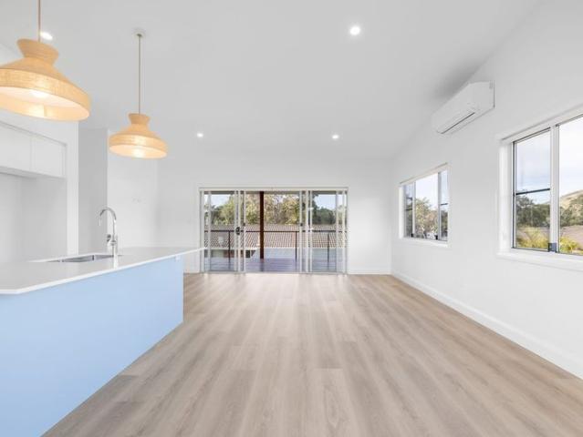 Modern Coastal Living in Beautiful Hat Head