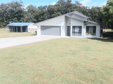 Modern Coastal Living on 7,025m2 in Coonarr Beach