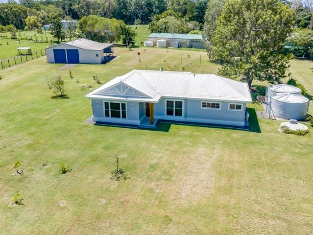 Modern Coastal Living on 6,724m² in Peaceful Kinkuna Bay Estate