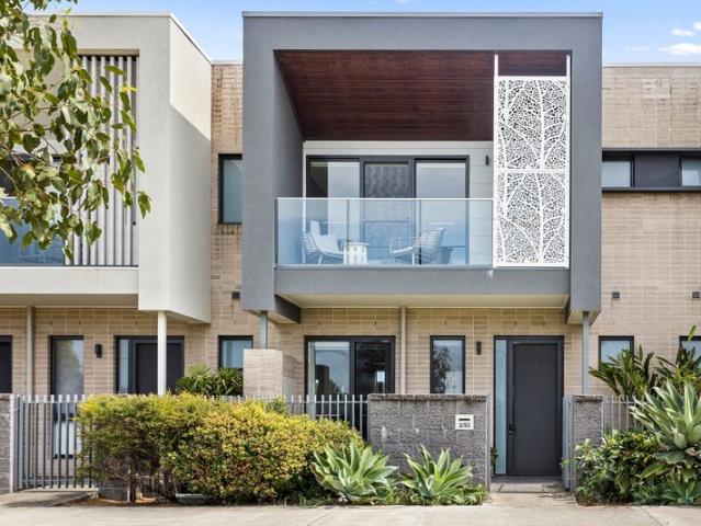 Torrens Title Modern Coastal Living Opposite Parklands & Waterways