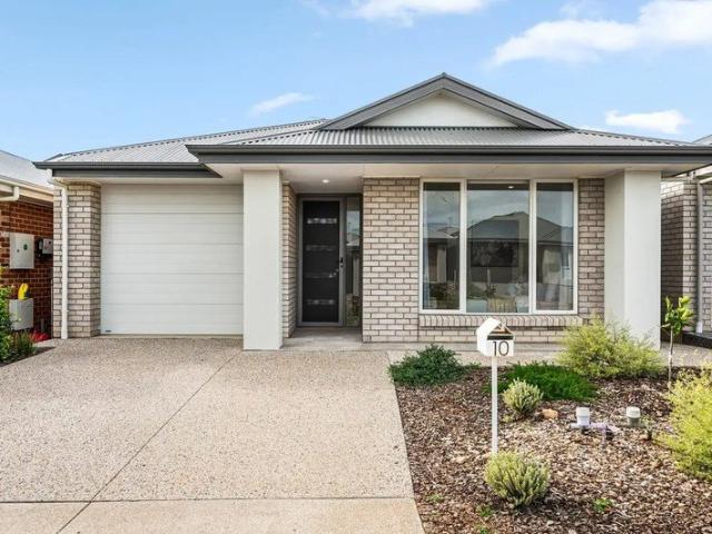 Modern Coastal Living Spacious Four Bedroom Family Home
