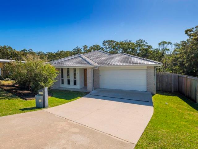 MODERN COASTAL LIVING WITH BUSHLAND BACKDROP