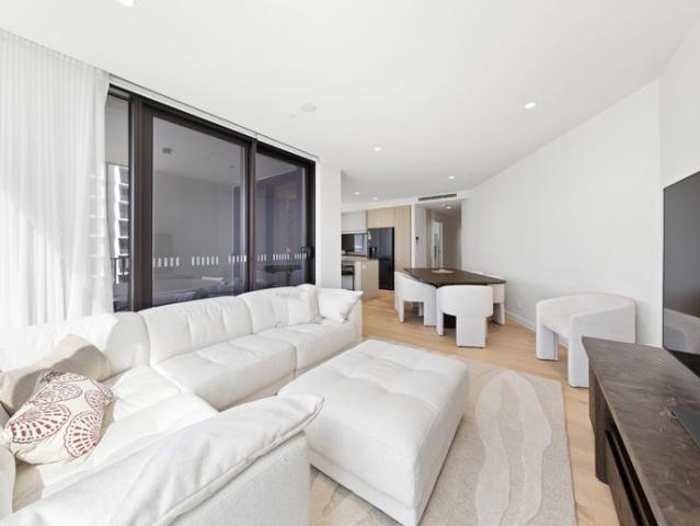 Modern Coastal Luxury Apartment in Mermaid Beach in Newly Finished Building