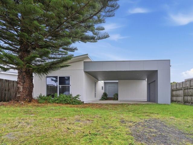 MODERN COASTAL RETREAT