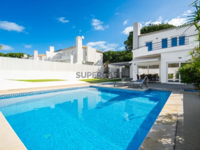 Modern Comfort Villa with Pool and Lounge Area in Vilamoura