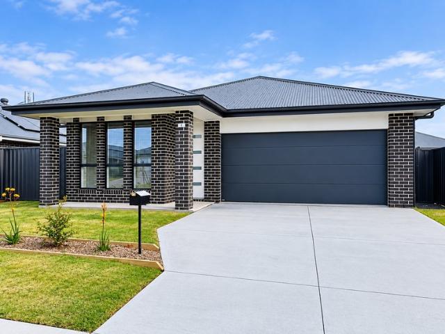 Modern Comfort with Ducted Air Conditioning, Double Garage & Extra Living Room