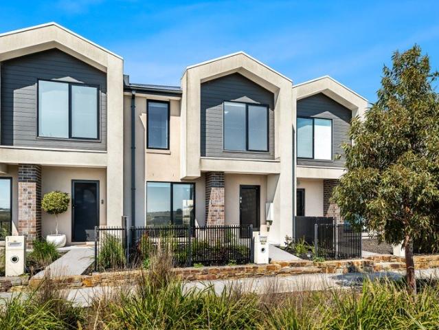 Modern Comfort with Picturesque Parkland Views!