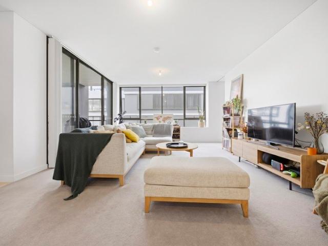 Modern Comfort with Study in the Heart of Ryde