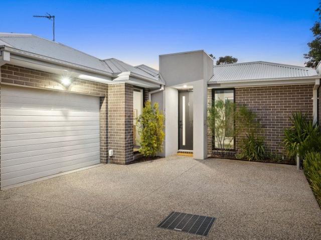 Modern Comfort and Courtyard Lifestyle Near the Beach