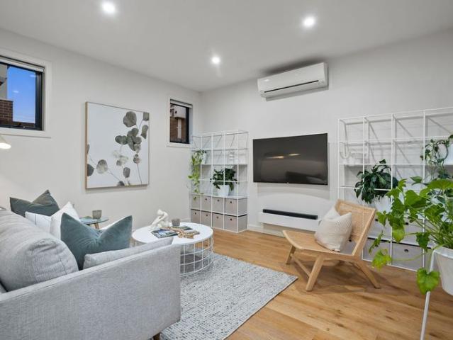 Modern Comfort and Courtyard Lifestyle Near the Beach