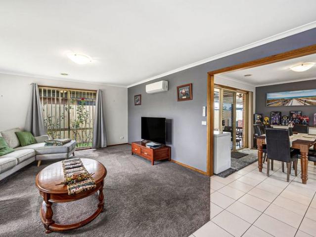 Modern Comfort and Flexible Living: 3 Bed + Studio/Home Office!