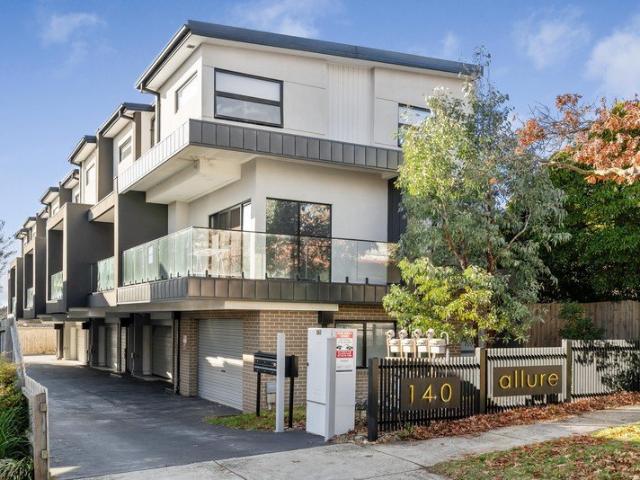 Modern Comfort and Low Maintenance 2bed with parking Townhouse in Prime Box Hill North Location