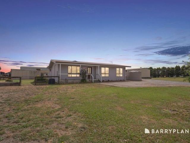 Modern Comfort, Beautiful Rural Views on Over an Acre!
