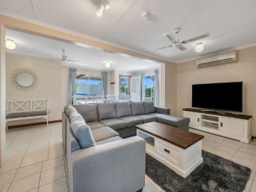 Modern Comfort by the Sea in Beautiful Encounter Bay