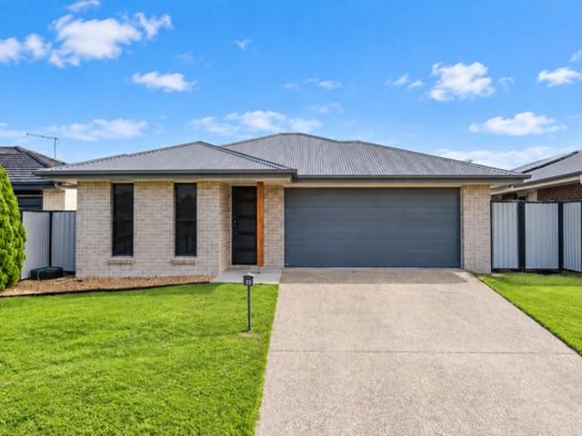Modern Comfort & Easy Living in Bribie Lakes Estate