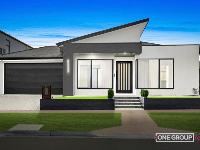 2 Masters| 2 Kitchens| Grand Living Area |Great Location!