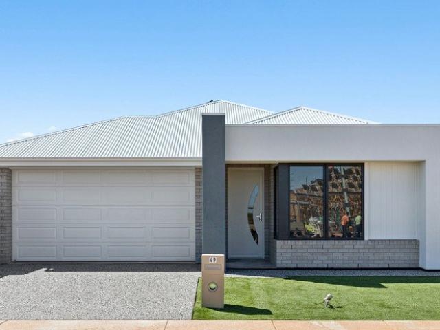 Modern Comfort in the Oasis of the Brookmont Estate