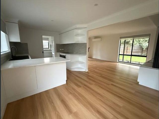 Modern Comfort in a Peaceful Court