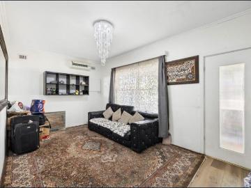 Modern Comfort in a Prime Location – Ideal Family Living!