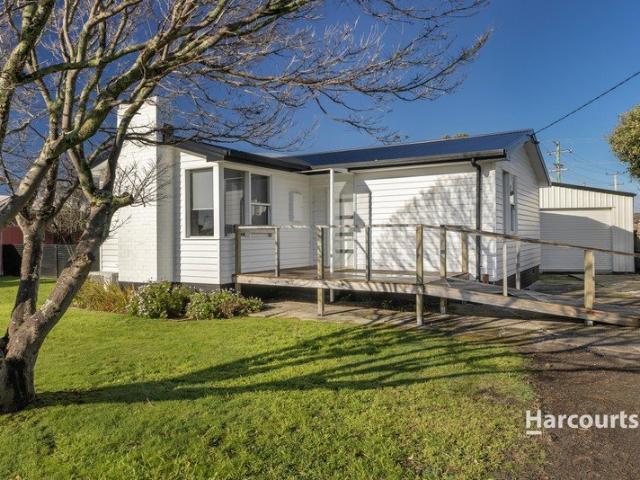 Modern Comfort in a Quiet Coastal Cul de Sac