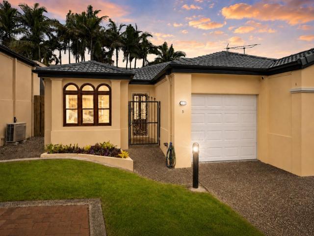 Modern Comfort in a Sought After Helensvale Pocket!