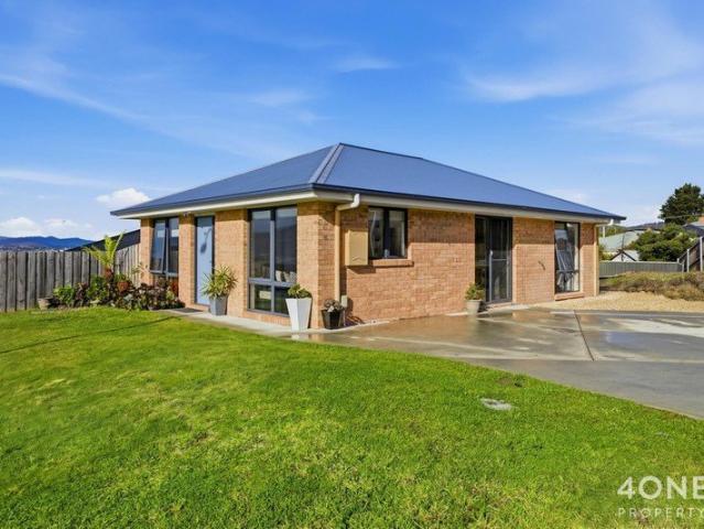 Modern Comfort in Glenorchy Awaits You!