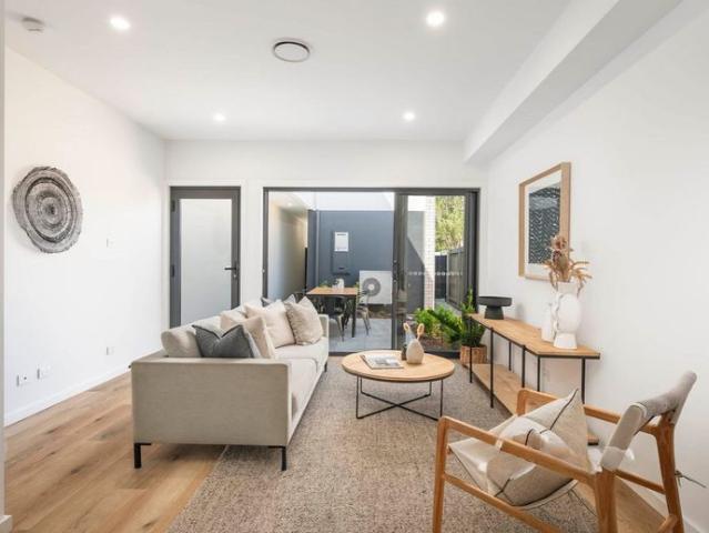 Modern Comfort Meets Tighes Hill Convenience