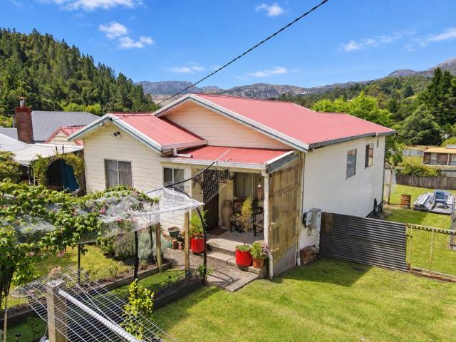 Modern Comfort, Mountain Views & Energy Efficient Living!