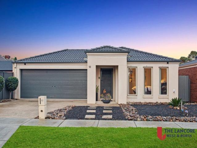 Modern Comfort on 396m² in Manor Lakes Steps to Train Station & Amenities