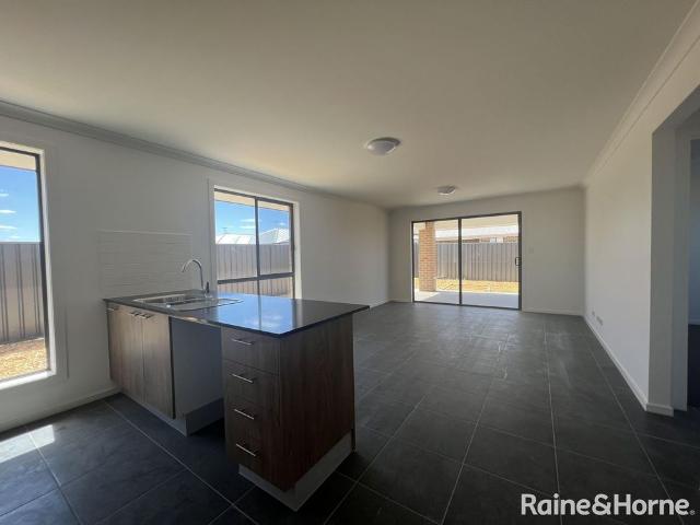 Modern & Comfortable 4 Bedroom Family Home