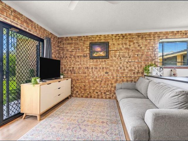 Modern & Comfortable Brick Unit in Great Location