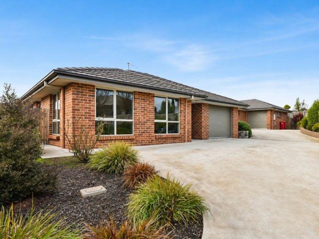 Modern, Comfortable & Low Maintenance 2 Bedroom Unit