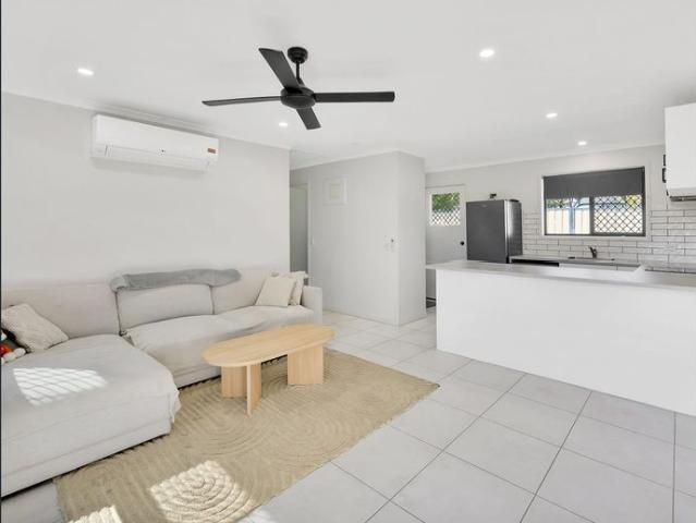Modern & Comfortable Townhouse with Private Courtyard