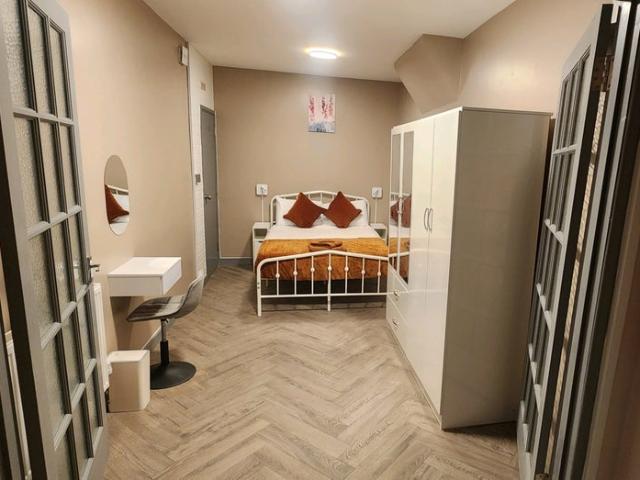 Modern contemporary 1 Bed Flat Newly refurbished