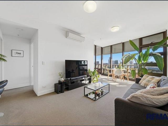 Modern Convenience Meets Iconic Views 2BED + STUDY