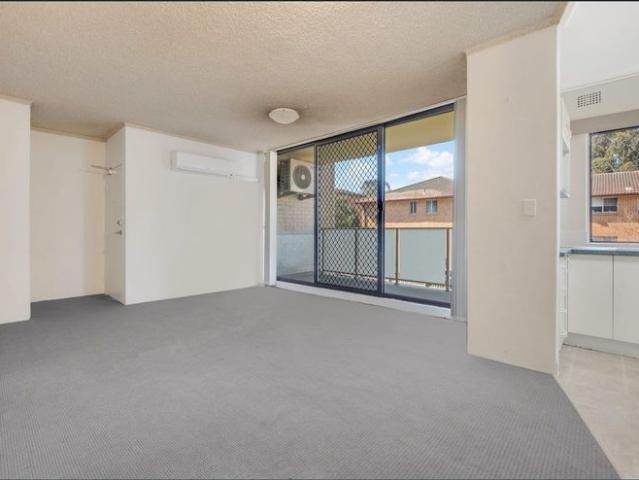 Modern & Convenient 2 Bedroom Unit in Prime Kingswood Location