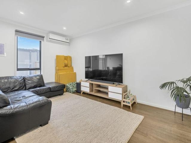 Modern & Convenient Living In Upper Point Cook