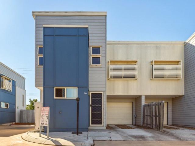 MODERN CORNER TOWNHOUSE IN HIGHLY SOUGHT AFTER COMPLEX!