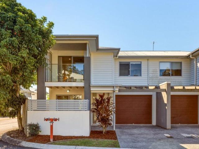 MODERN CORNER TOWNHOUSE IN HIGHLY SOUGHT AFTER VIDORRA COMPLEX!