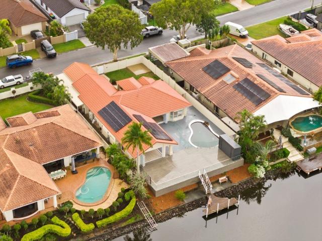 WATERFRONT ENTERTAINER VACANT AND READY FOR NEW OWNERS!