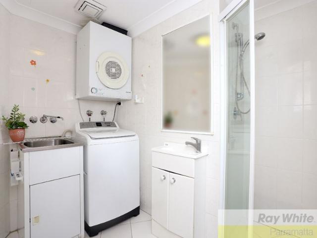 Modern CBD Apartment with District Views & Exceptional Convenience!