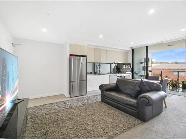 Modern CBD Apartment Just Moments from the Beach