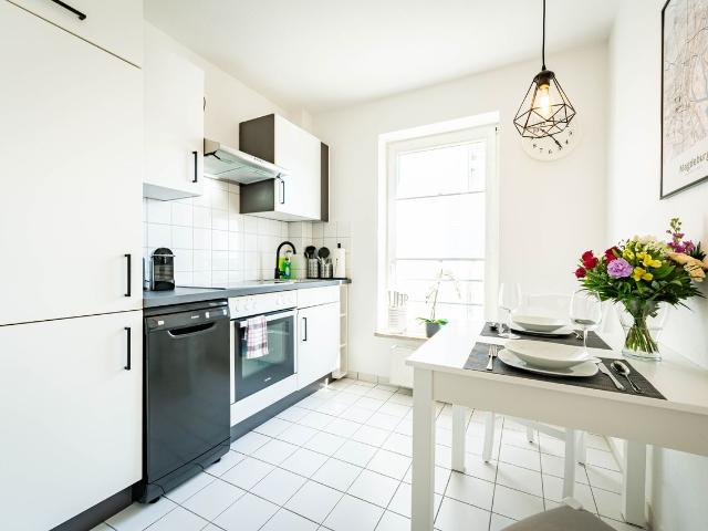 Modern centrally located apartment with king size bed and Netflix, Magdeburg Amsterdam Apartments for Rent