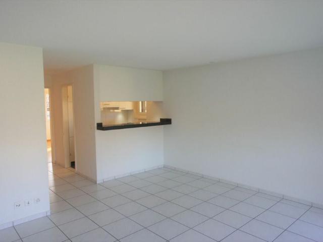 Modern, centrally located, with a large balcony in the countryside!