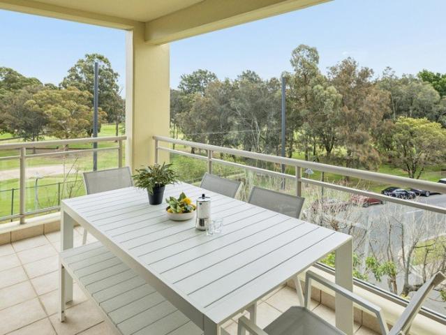 Modern Chic Apartment Leafy Golf Course Views & Resort Style Living