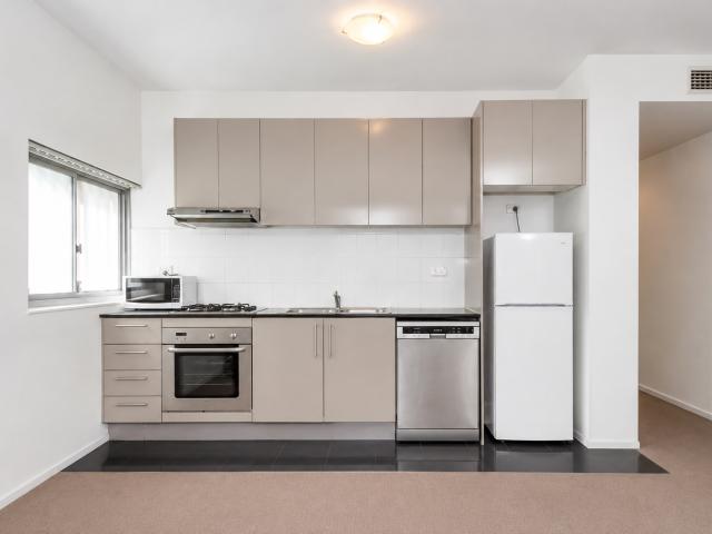 Modern Chippendale Apartment with Balcony & Convenient Lifestyle